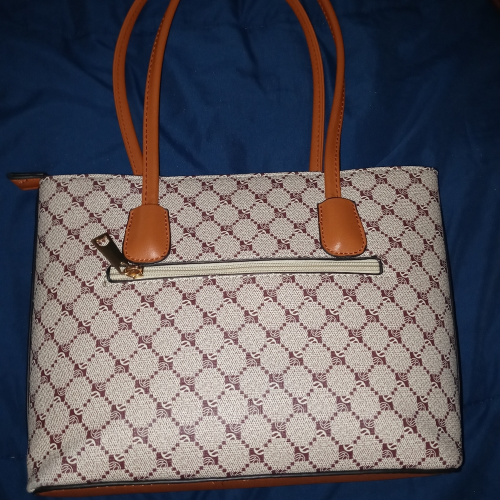 I am selling a nice purse